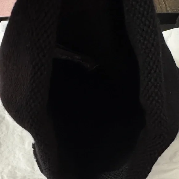 AUTHENTIC brand new CHANEL BLACK cashmere beanie with white CC - Picture 6 of 8